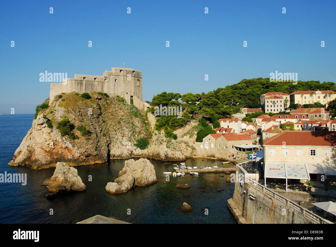 DUBROVNIK, Croazia. Una vista di Lovrijenac fortezza e le pile area della città, come si vede dalla città vecchia di Dubrovnik pareti. 2010. Foto Stock