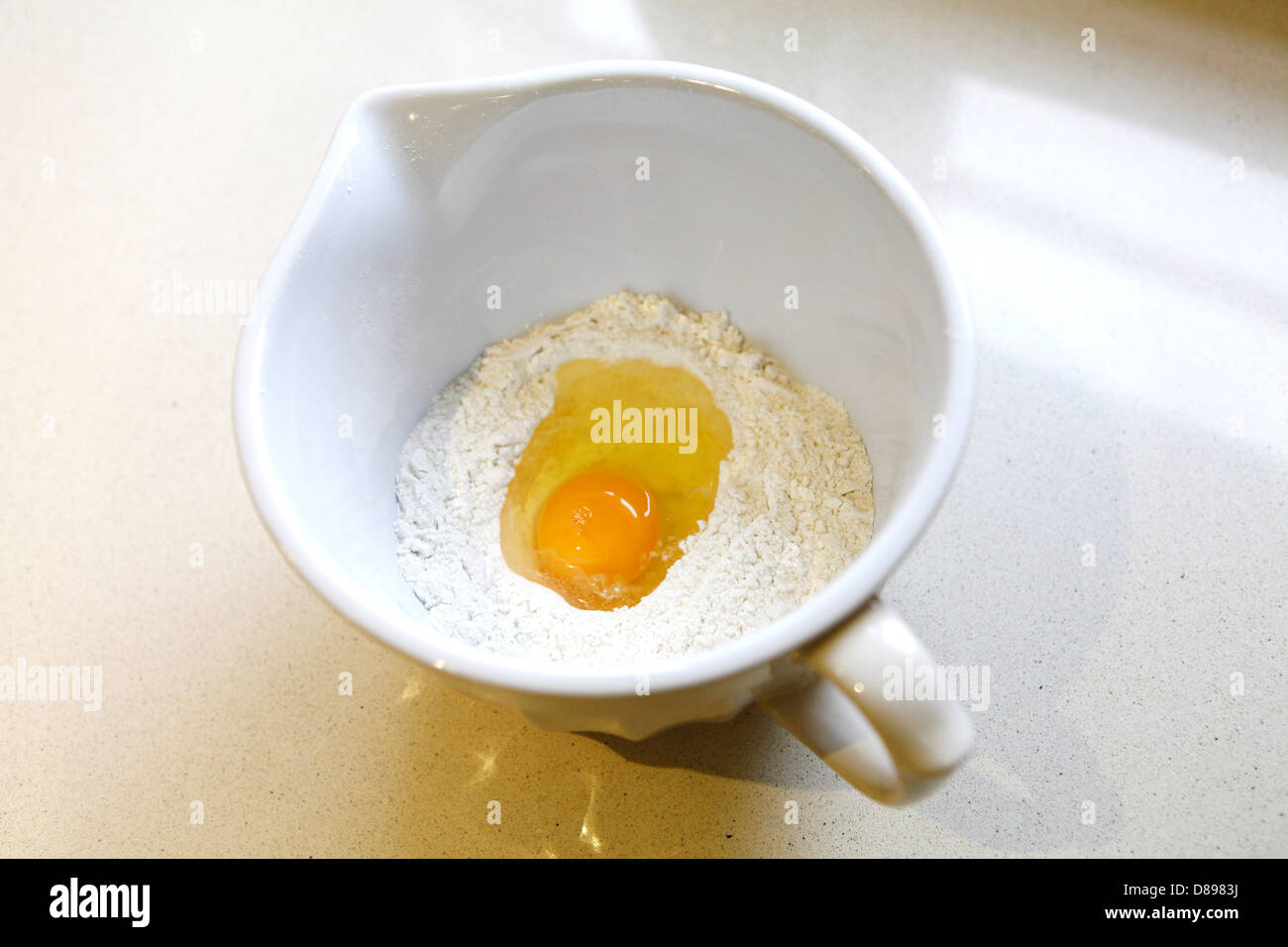 In corso il colpo di ingredienti per frittelle essendo combinate. Foto Stock