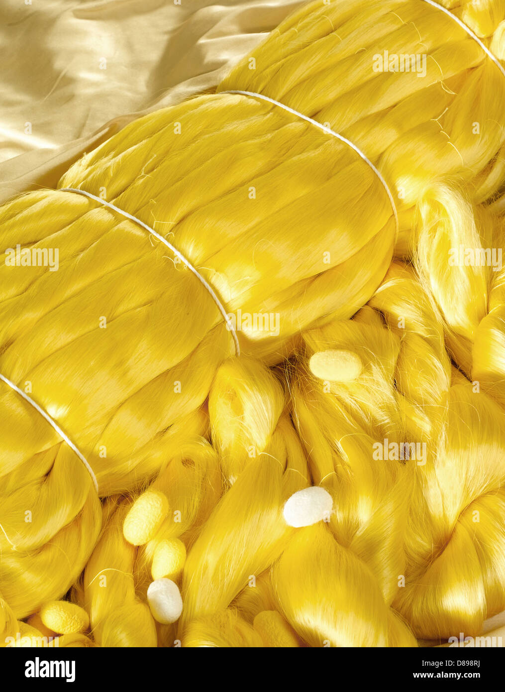 Giallo filo di seta e bozzolo del materiale per la tela in seta Foto Stock