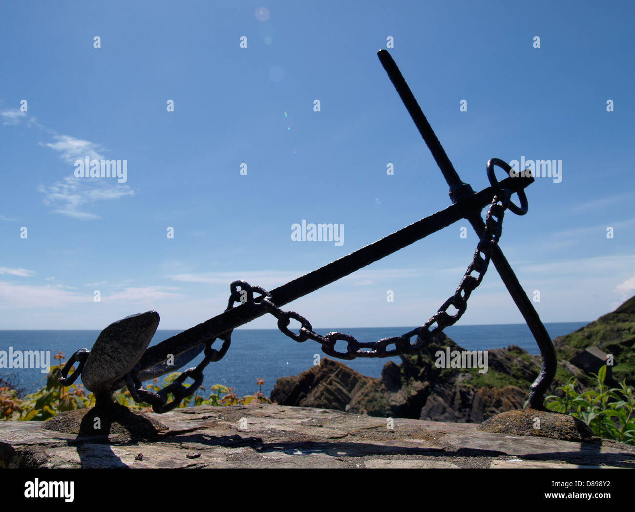 Elemento di ancoraggio sulla sommità del monumento alla solidarietà e servizio, Polperro, Cornwall, Regno Unito 2013 Foto Stock