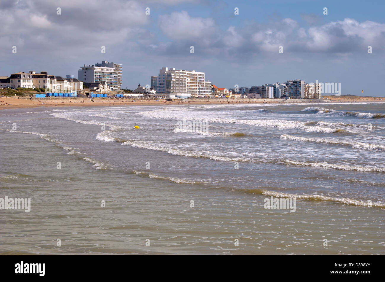 Spiaggia e edificio in background di Saint Gilles Croix de Vie, comune nel dipartimento della Vendée nel Pays de la Loire regi Foto Stock