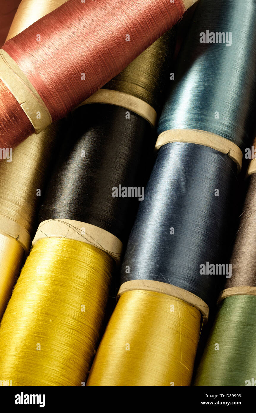 Bobine di colorato filo di seta Foto Stock
