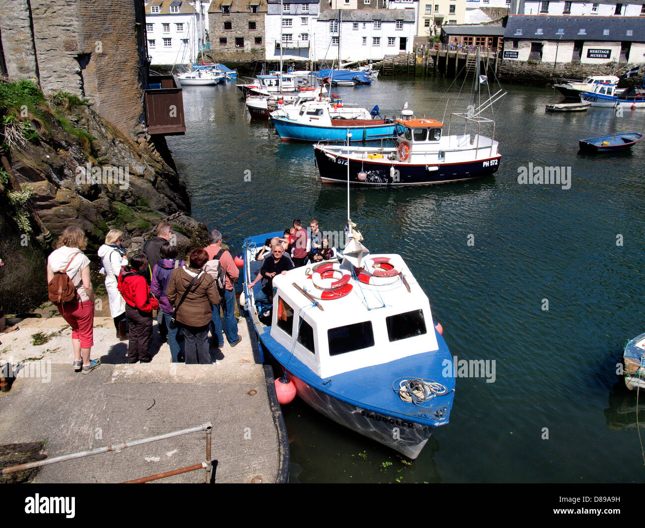Persone barca d'imbarco per il viaggio intorno alla baia, Polperro, Cornwall, Regno Unito 2013 Foto Stock