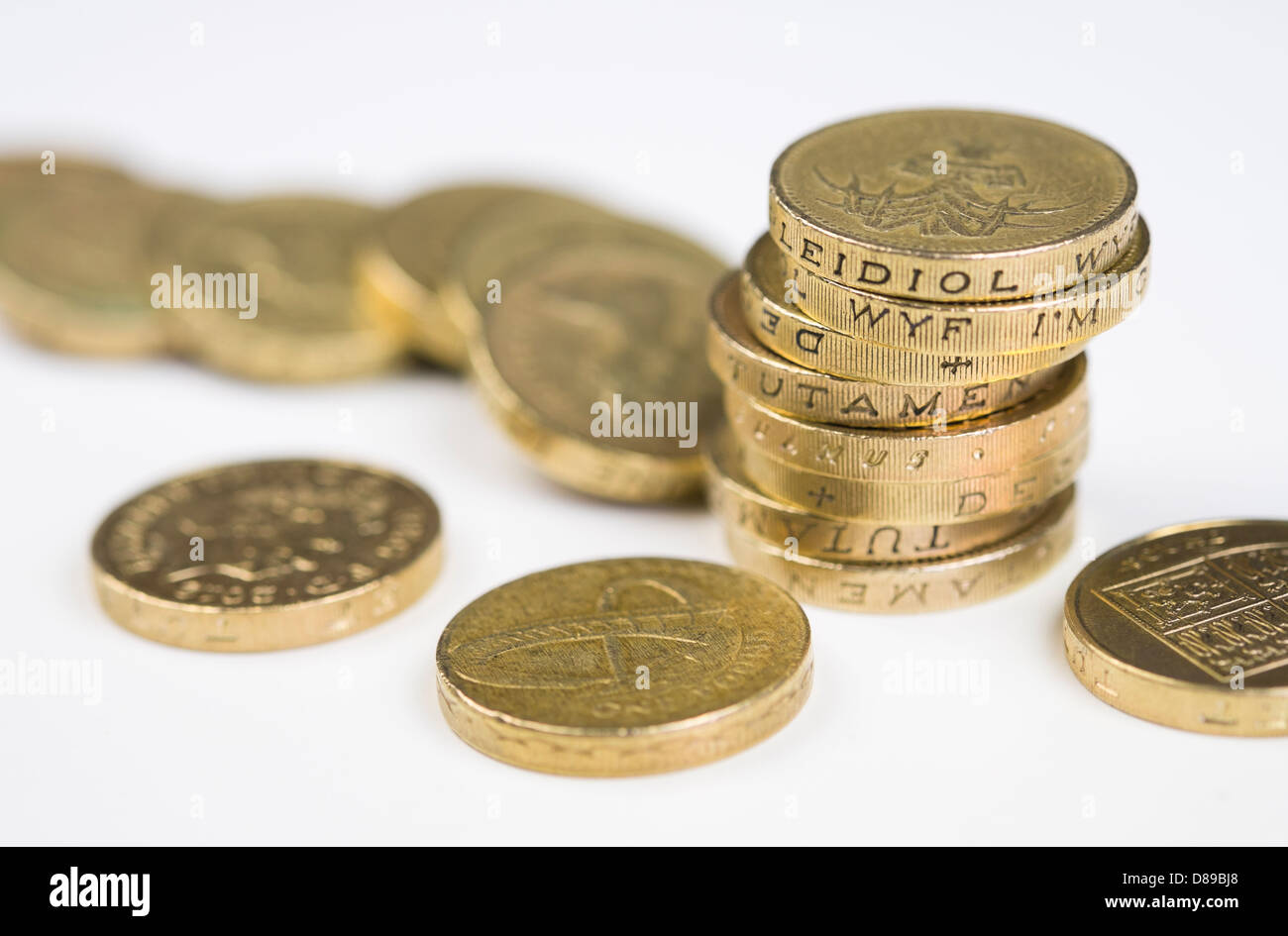 Un rovesciato una pila di libbra di monete su un tavolo. Foto Stock