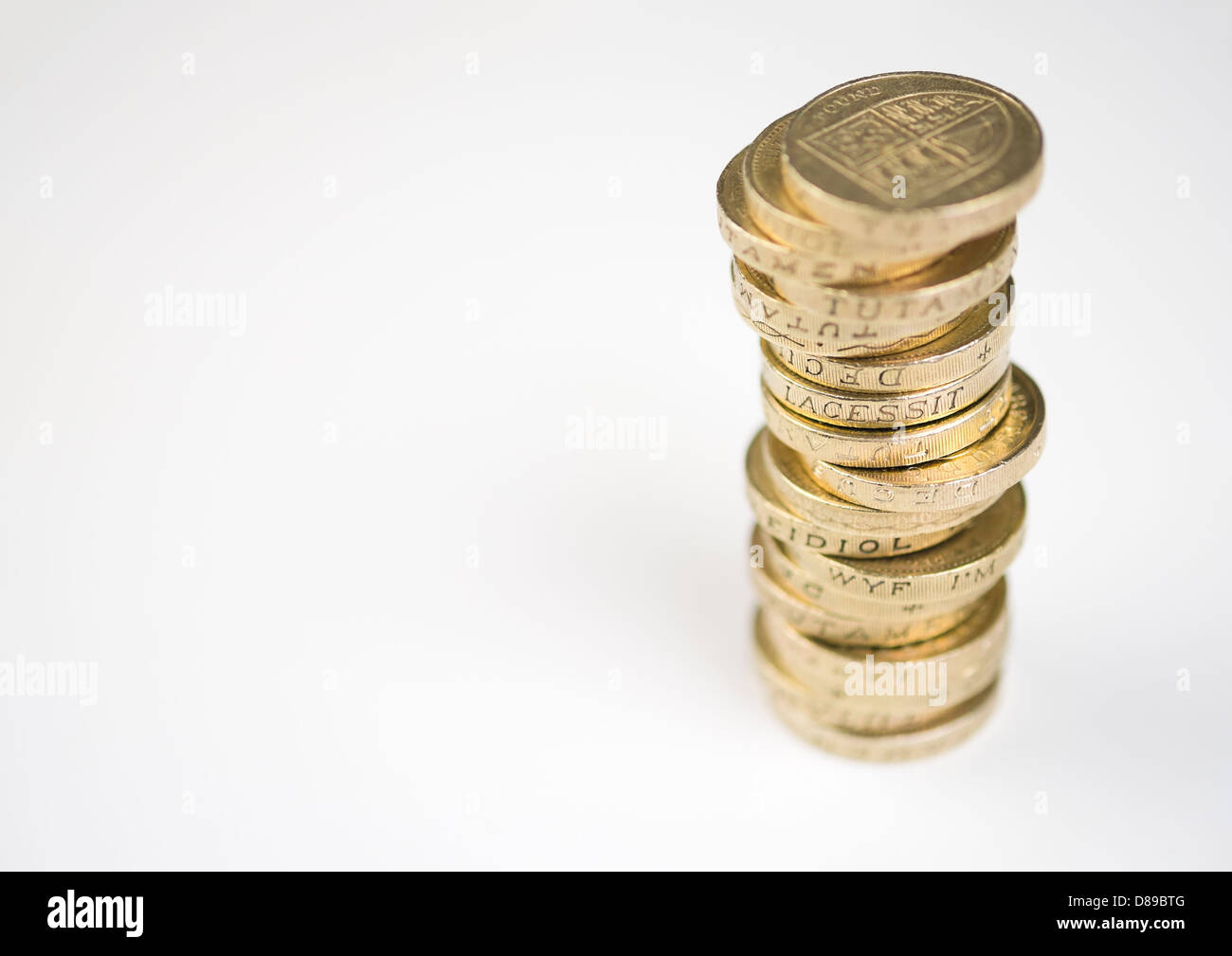 Un mucchio di libbra di monete su un tavolo. Foto Stock