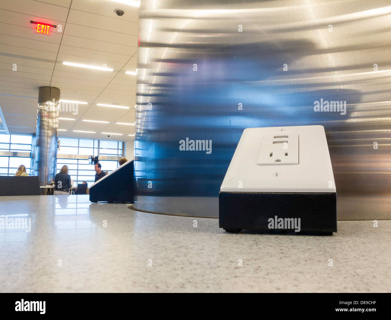 Dispositivo elettronico di alimentazione e la stazione di ricarica,'Aeroporto Internazionale di Myrtle Beach, SC Foto Stock