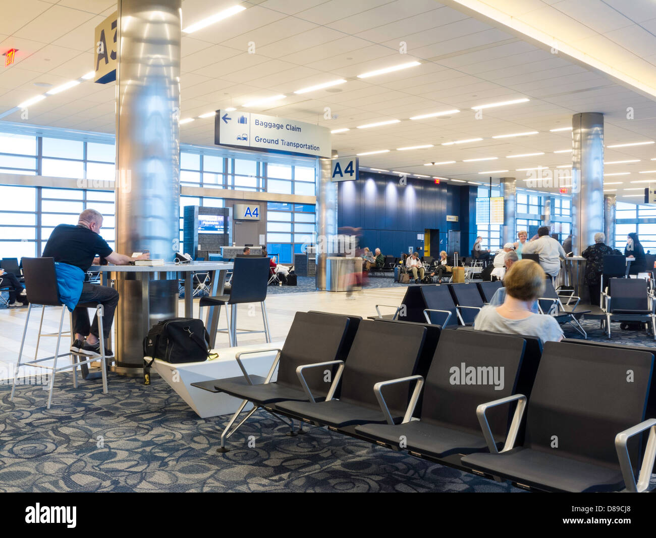 Viaggi di attendere nella zona atrio,'Aeroporto Internazionale di Myrtle Beach, SC Foto Stock