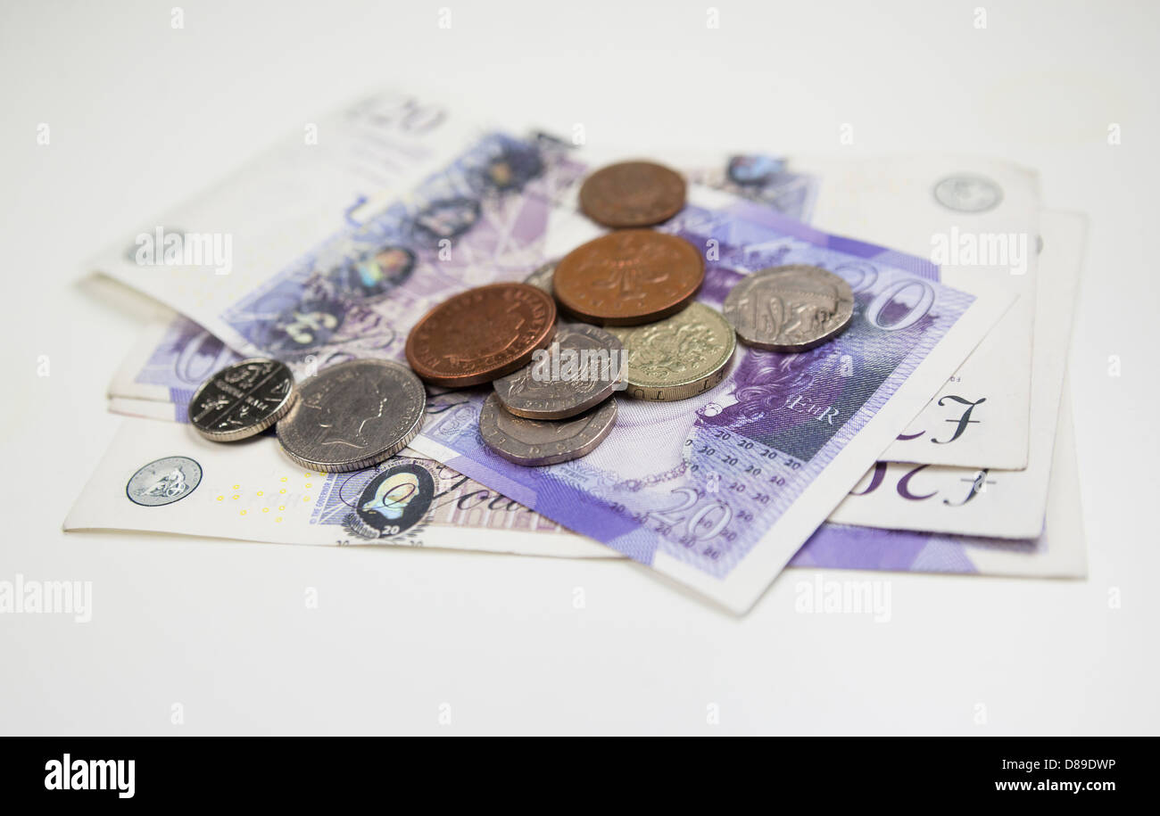 Venti pound banconote e monete su un tavolo. Foto Stock