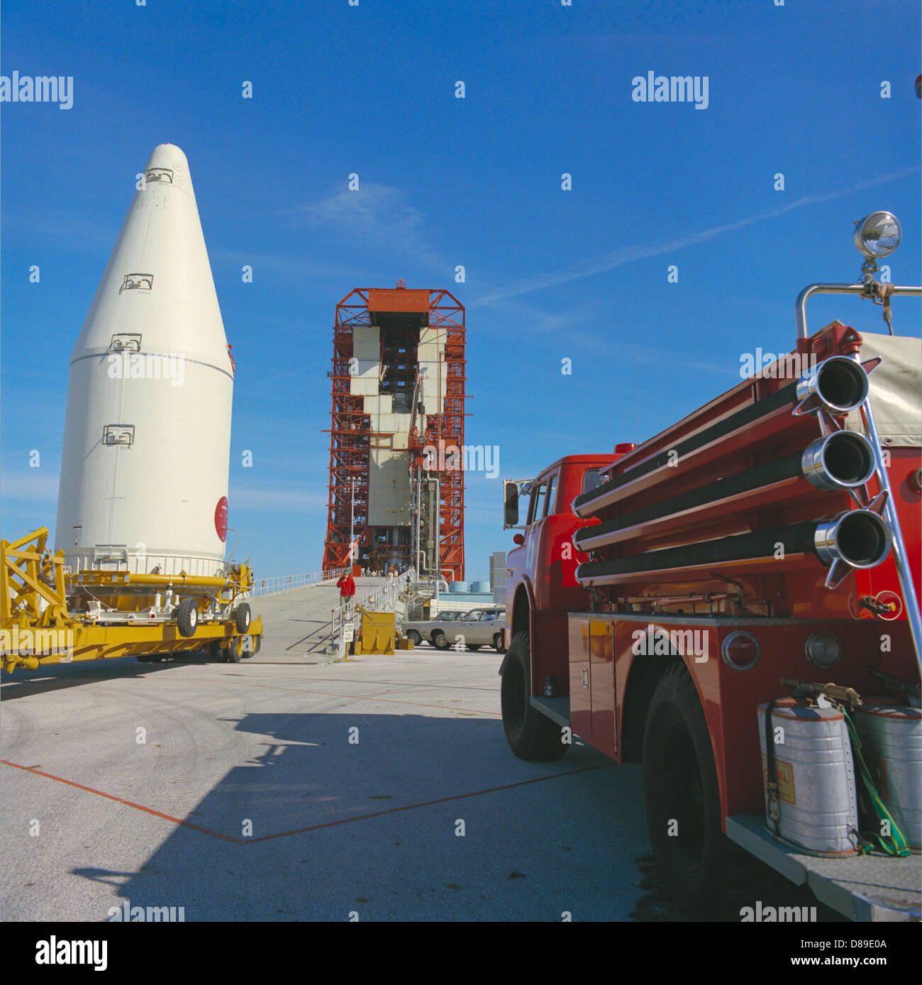 La sonda Pioneer 10 della NASA viene spostata sulla rampa di lancio per la sua missione di esplorare il sistema solare esterno. La navicella spaziale sarà la prima a viaggiare oltre i pianeti, segnando un importante traguardo nell'esplorazione spaziale. Foto Stock