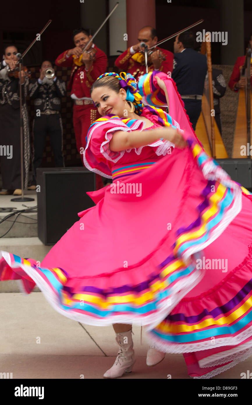 Mariachi messicani a ballerini e cantanti di eseguire in Centennial Square in Africa Fest-Victoria, British Columbia, Canada. Foto Stock