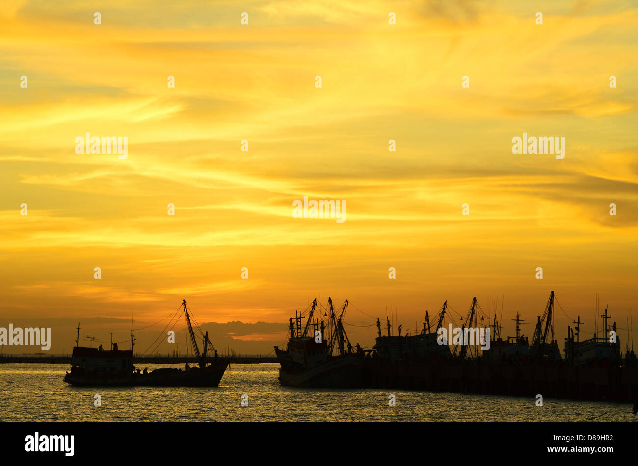 La pesca in barca al tramonto Foto Stock