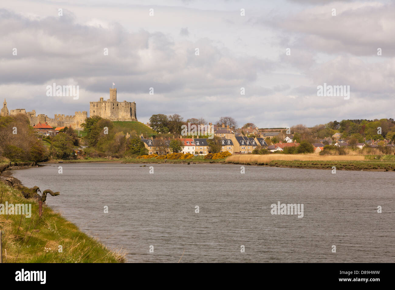 Il castello di Warkworth cercando lungo il fiume Coquet, Warkworth, Northumberland, Inghilterra Foto Stock