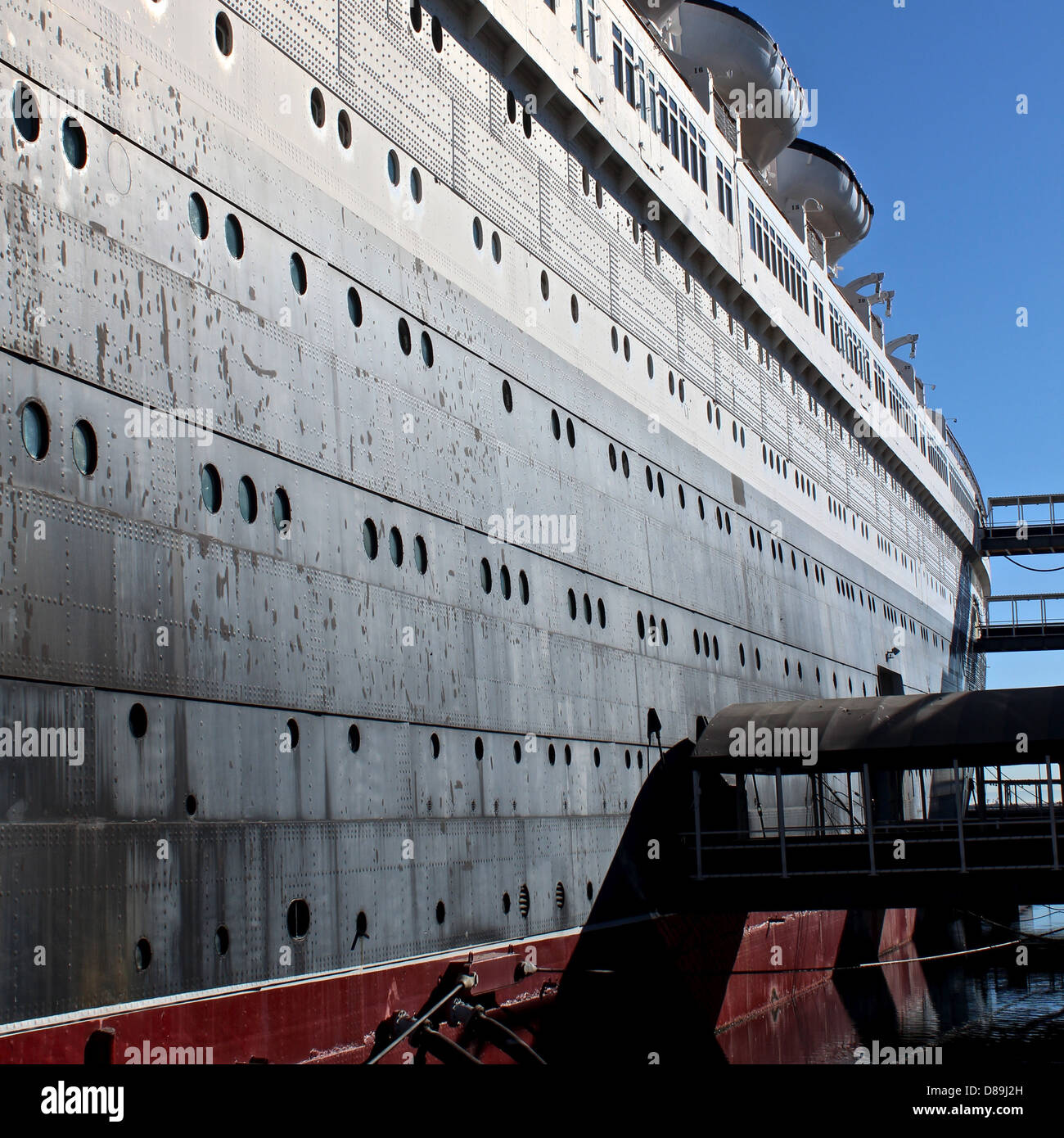 Nave, Faded Glory, ocean liner, antiquariato e Queen Mary, rivetti, ruggine, vecchio, dock, pier, Long Beach Foto Stock