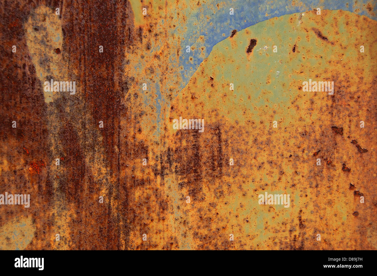 Rusty grunge sfondo in metallo con macchie di vernice. Abstract texture macro. Foto Stock