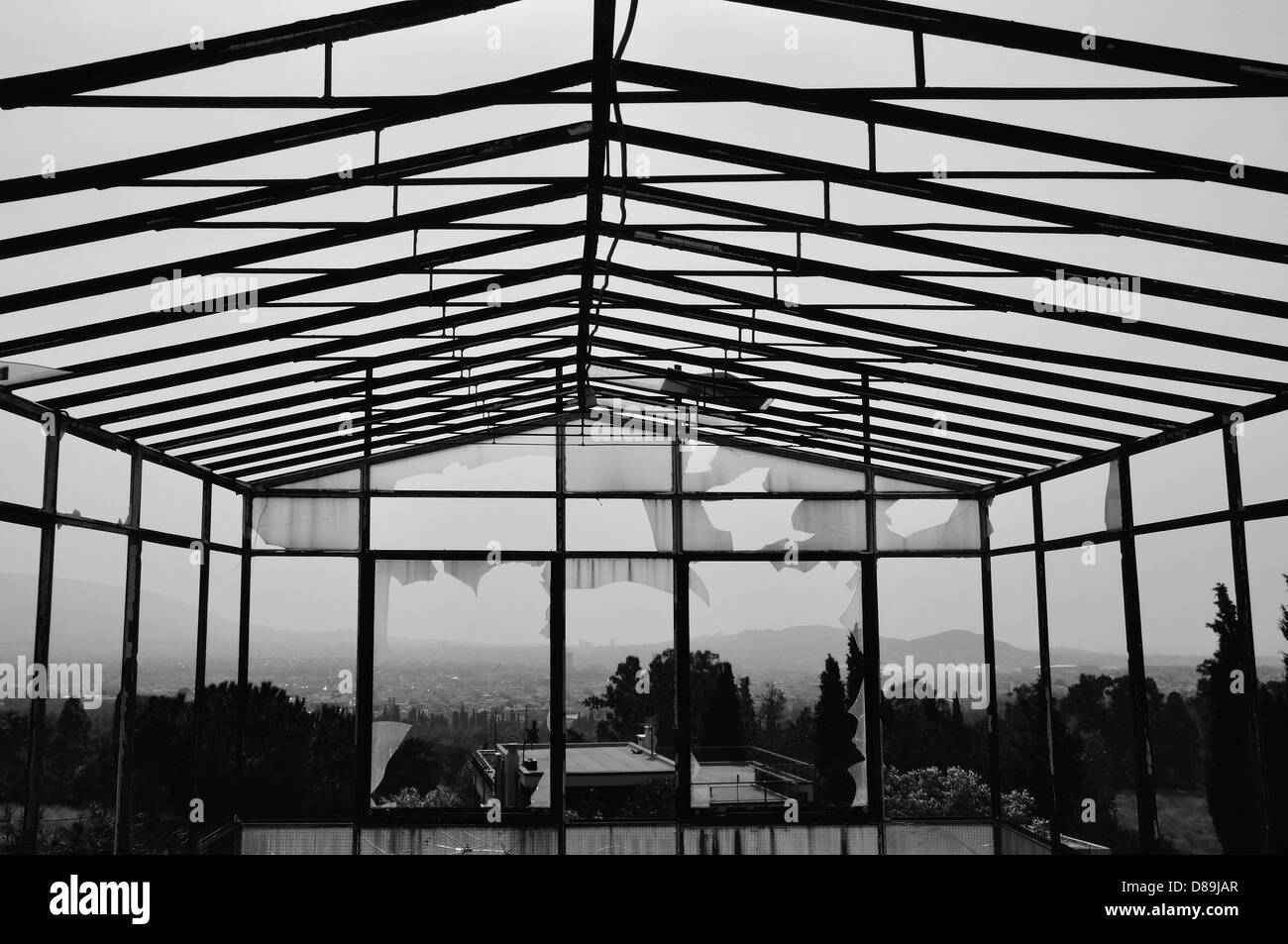 Cielo plumbeo sopra la città di Atene, Grecia. Edificio abbandonato vandalizzato atrium. Foto Stock