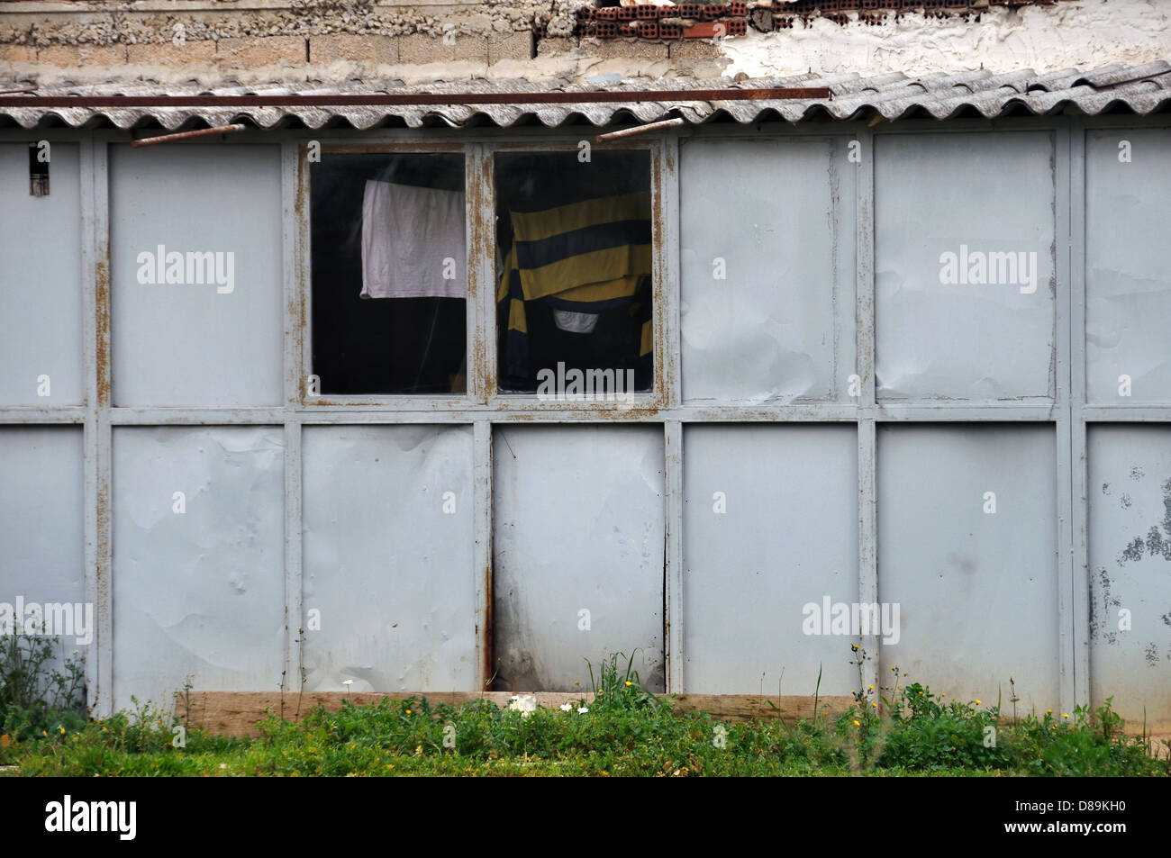 Rusty magazzino capanna di stagno e finestra con asciugatura. Foto Stock