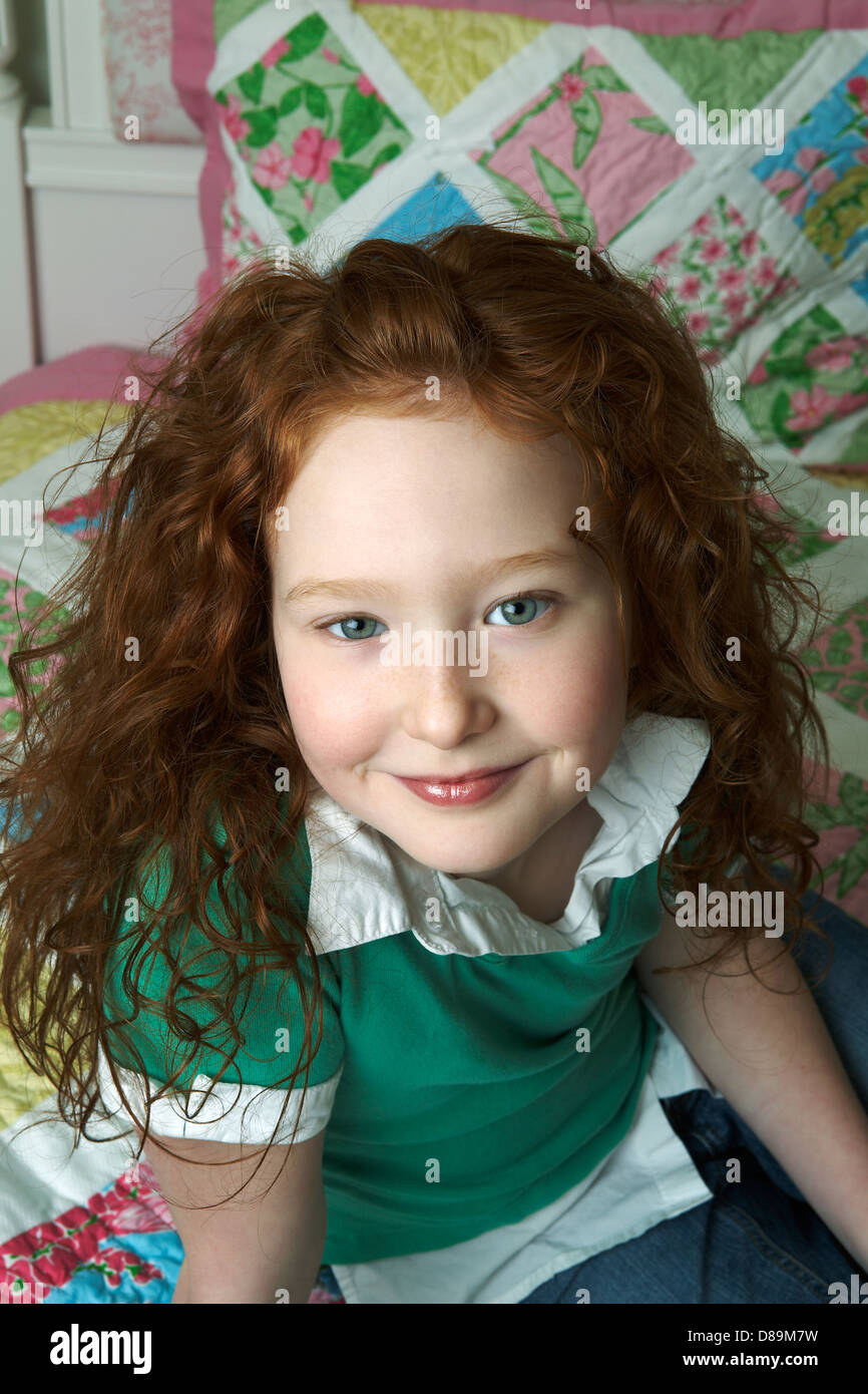 Dai capelli rossi bambino in camera da letto Foto Stock