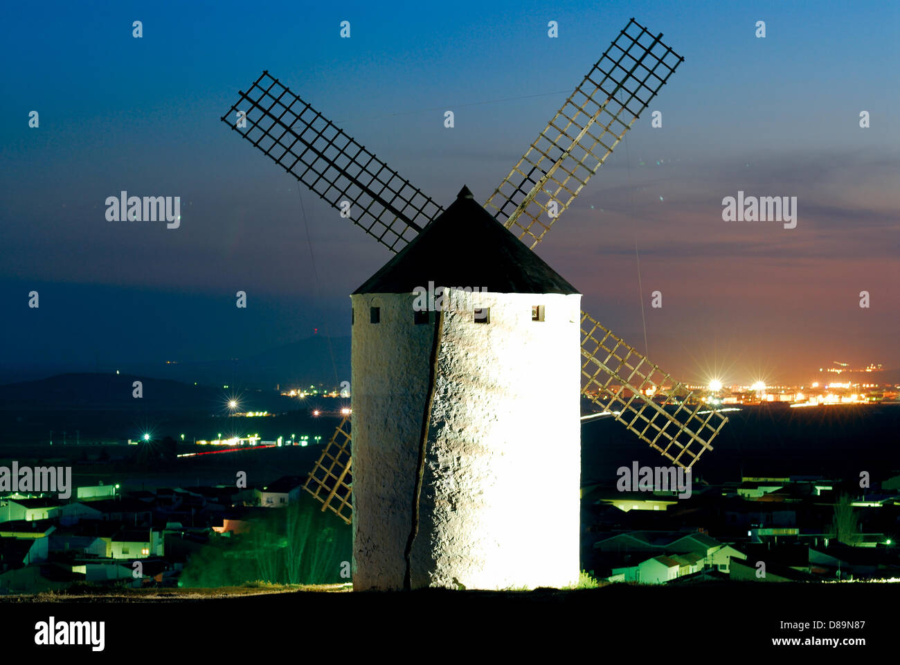Spanien, Castilla-La Mancha: Nächtlich beleuchtete Windmühle von Consuegra Foto Stock