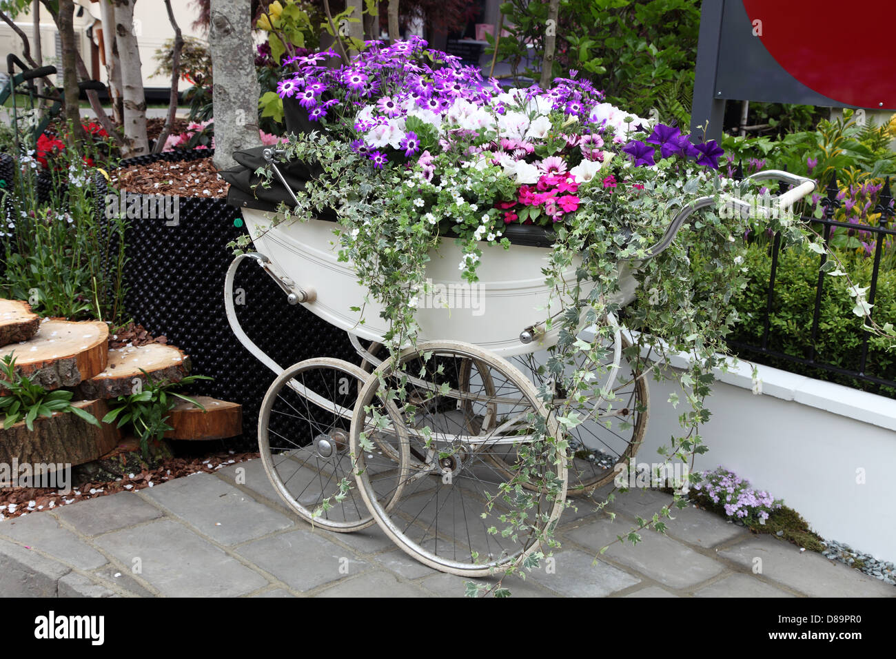 La pram utilizzato come una piantatrice, Chelsea Flower Show 2013 Foto Stock
