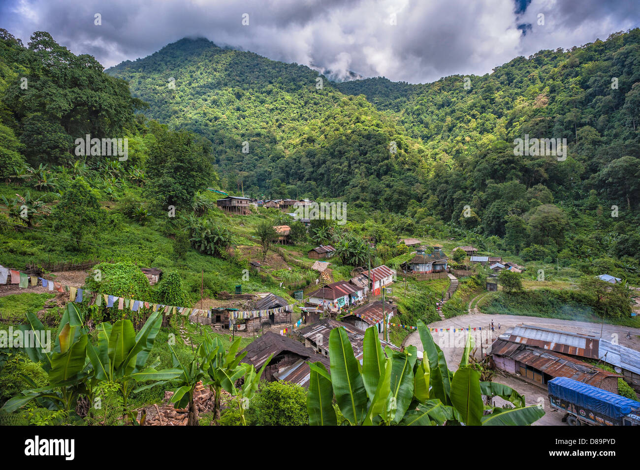 Baraccopoli circondata da foreste di alta pendii montani e costeggia la strada principale tra Assam e Tawang. Foto Stock