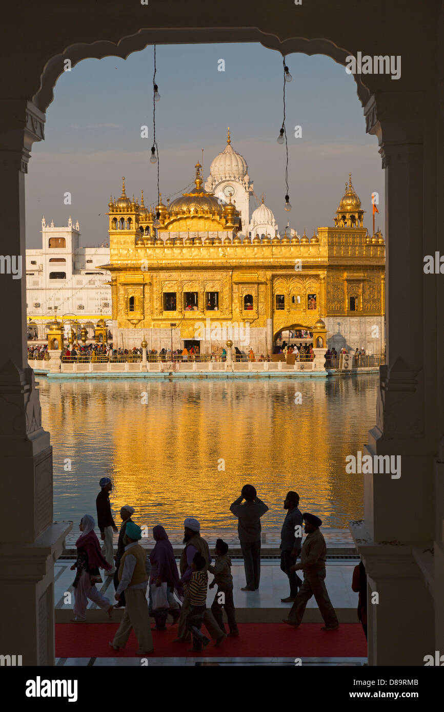India Punjab, Amritsar e Tempio Dorato, Sikh devoti a piedi attorno al tempio complesso Foto Stock