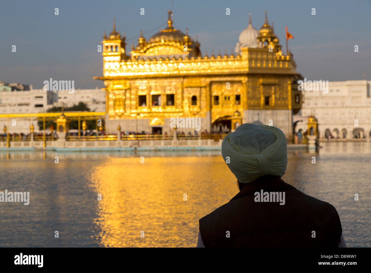 India Punjab, Amritsar e Tempio Dorato, Sikh guardando al tempio Foto Stock