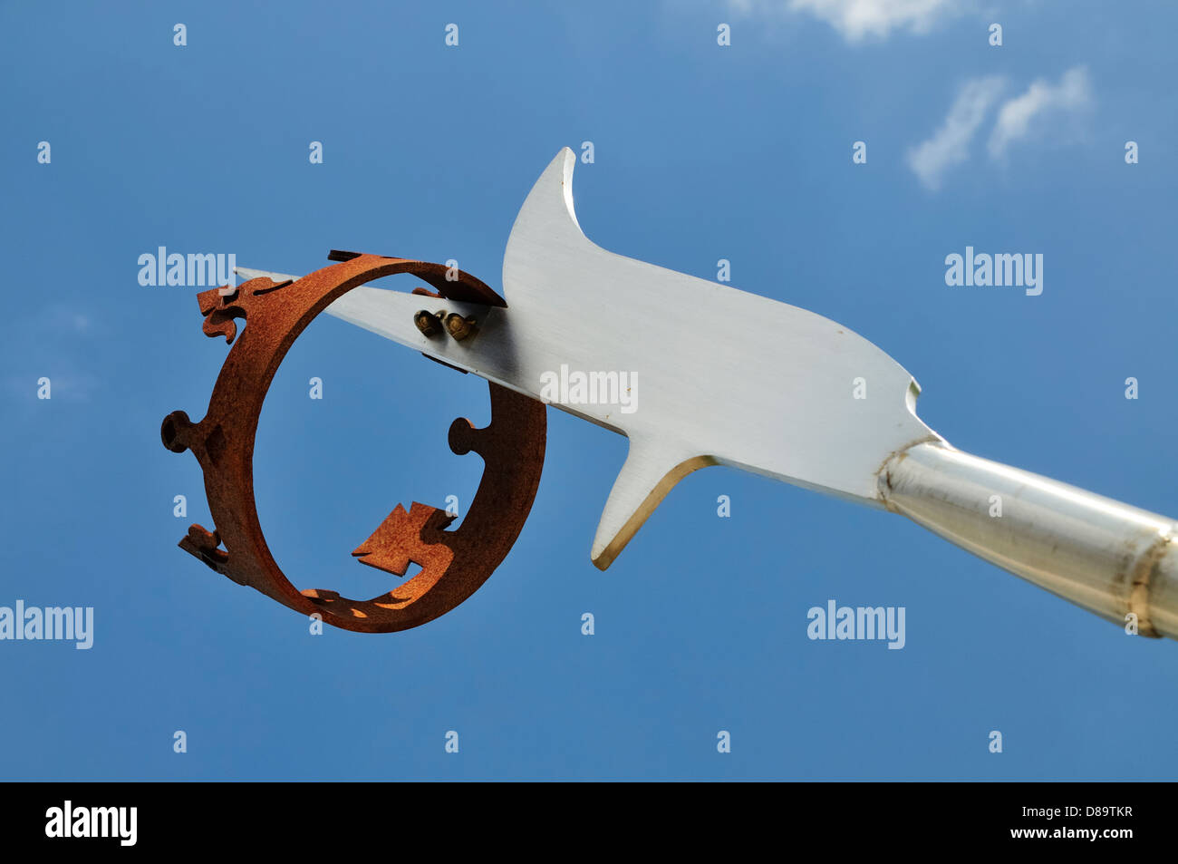 La corona del re Richard III sulla sommità di un arma polearm Foto Stock