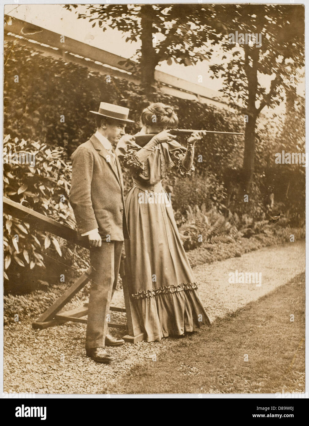 DONNA CHE USA IL FUCILE AD ARIA Foto Stock