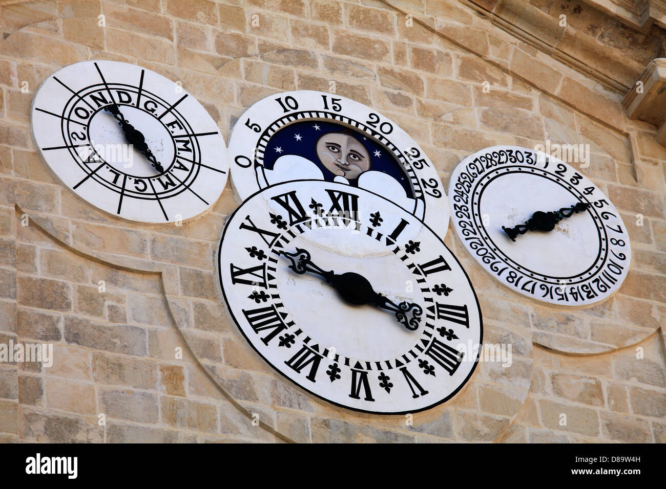 Malta, La Valletta, Grand Master's Palace, cortile, orologi, calendari Foto Stock