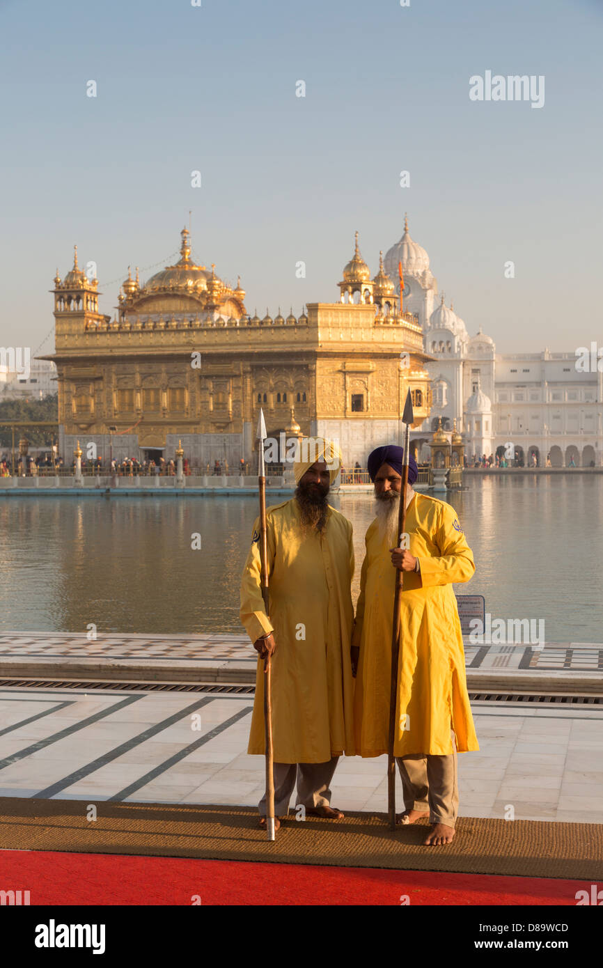 India, Punjab, Amritsar. Tempio d'oro, le protezioni Foto Stock