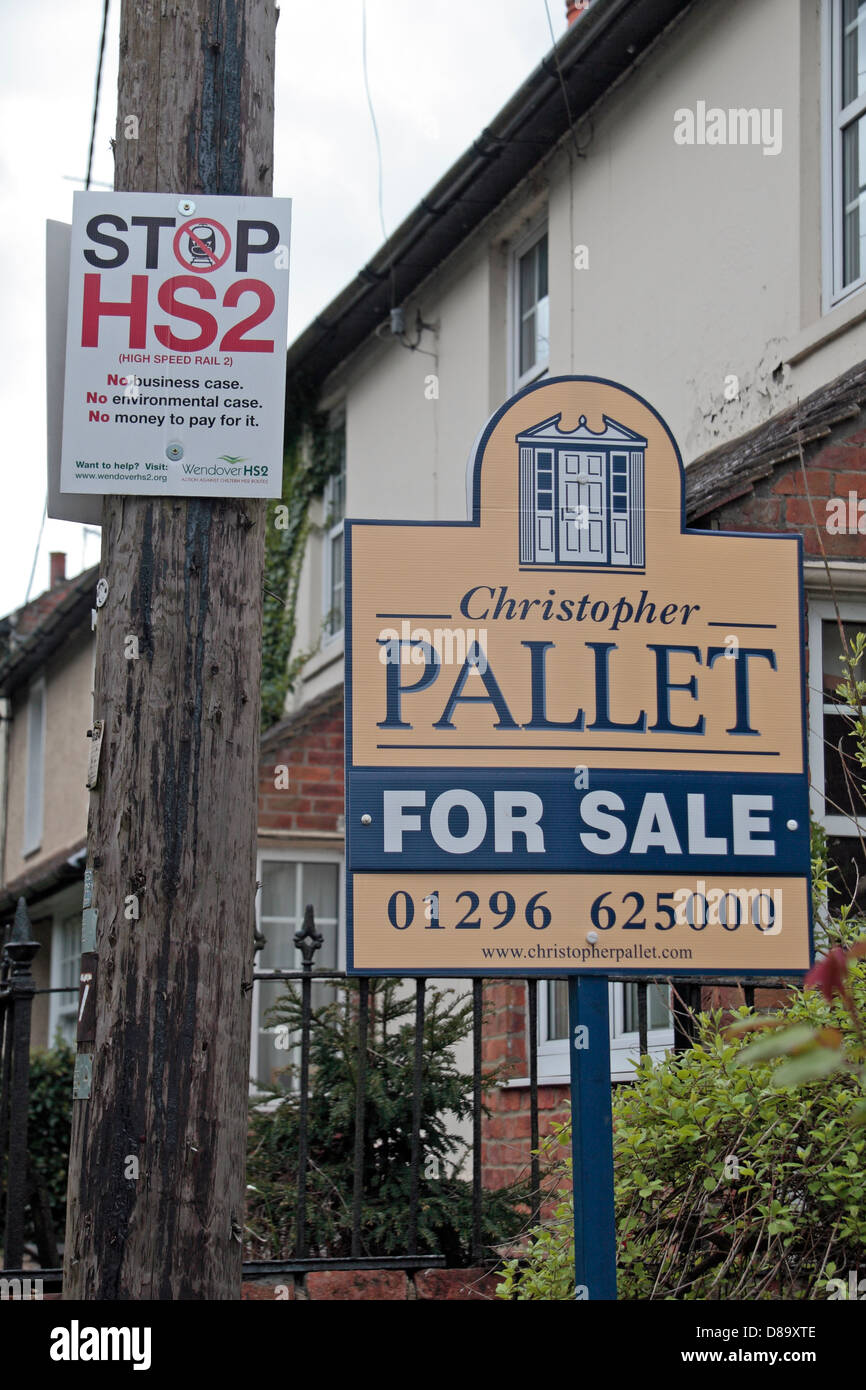 Un 'Stop HS2' poster su un palo telefonico a fianco di una casa " per la vendita " segno, in Wendover, Buckinghamshire, UK. (Maggio 2013) Foto Stock