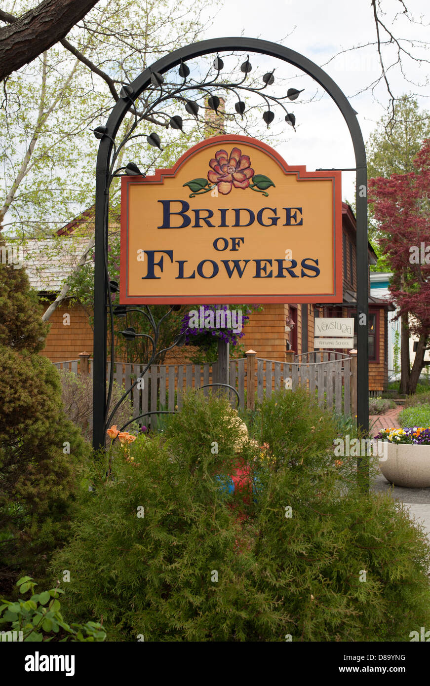Un curato segno annuncia la calma Deerfield river riflette la Shelburne Falls Ponte dei fiori. Foto Stock