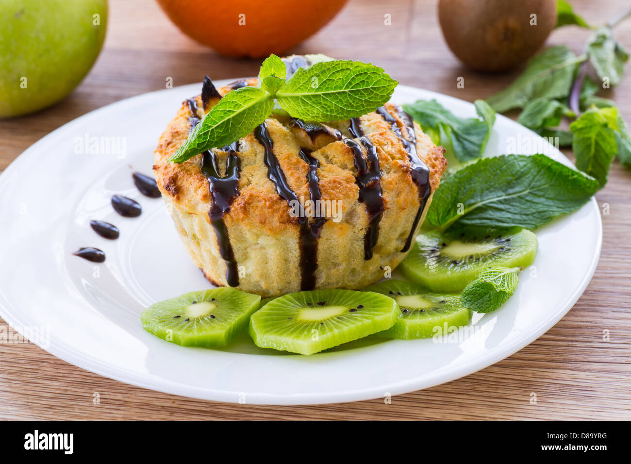 Formaggio focaccine farcite con kiwi e menta Foto Stock