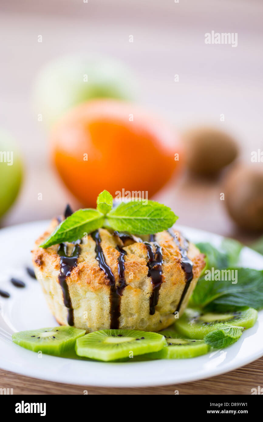 Formaggio focaccine farcite con kiwi e menta Foto Stock
