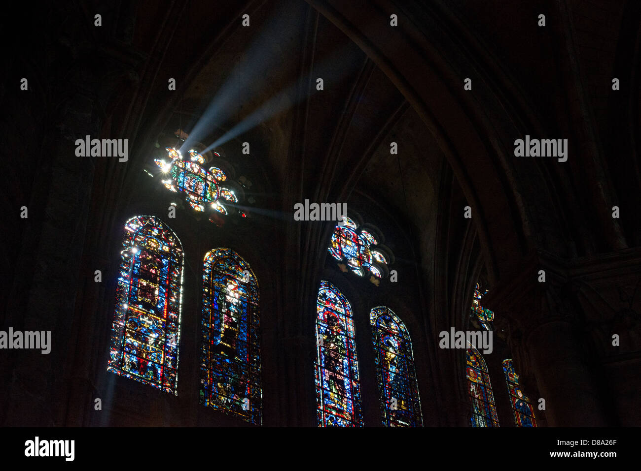 Flussi di luce solare attraverso un compassato finestra di vetro nella cattedrale di Chartres in Francia. Foto Stock