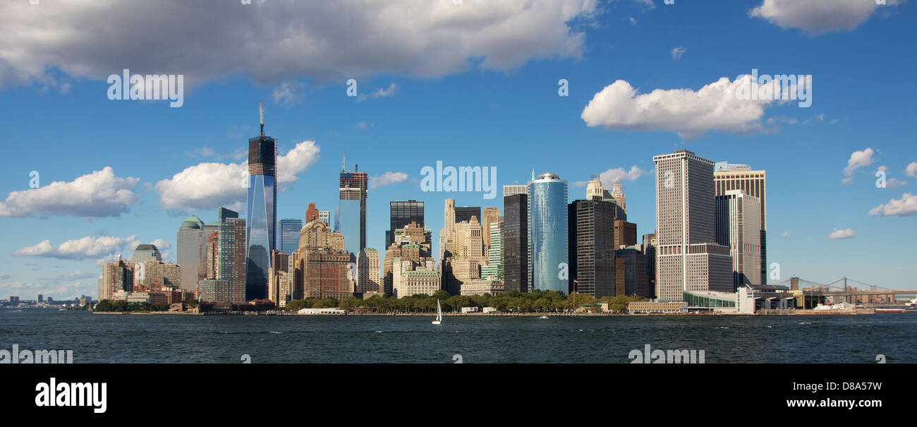 Punta meridionale di Manhattan, nel quartiere finanziario di New York, NY, STATI UNITI D'AMERICA, con la Freedom Tower in costruzione. Foto Stock