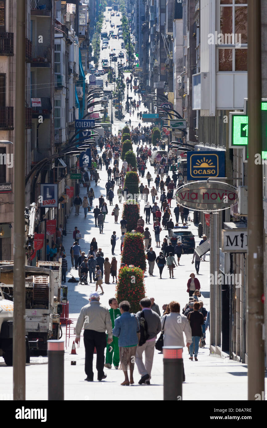 Affollata strada commerciale di Vigo. Spagna. Lunga vista teleobiettivo Foto Stock