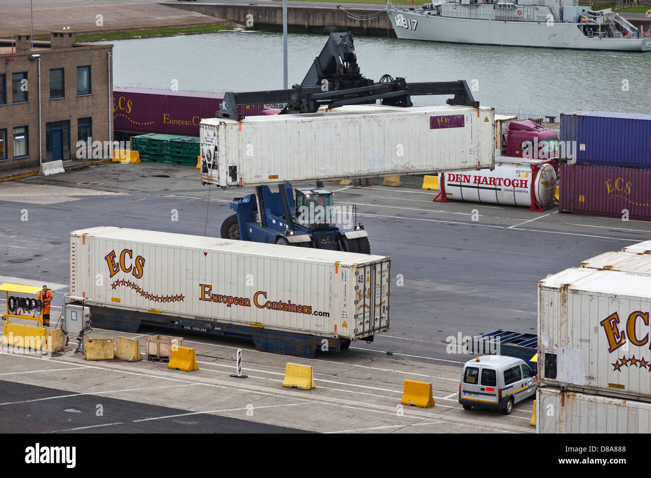 Contenitore terminale Zeebruges, Belgio. Il carico e lo scarico di contenitori su vettori Foto Stock