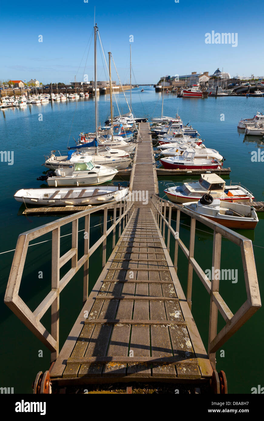 Cherbourg Marina passerella con piacere le barche a vela, Normandia, Francia. Foto Stock