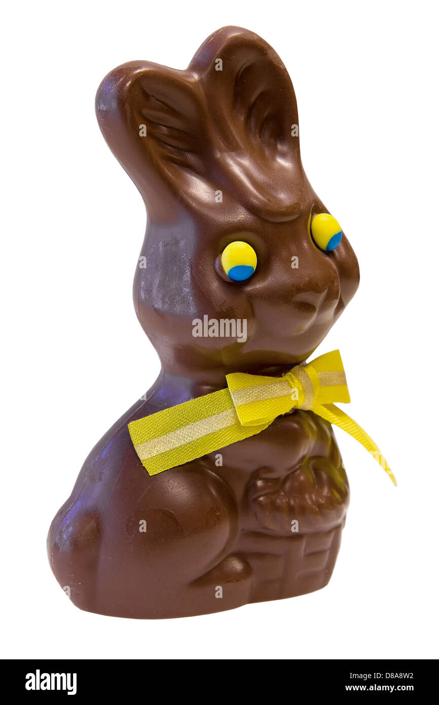 Felice di cioccolato il giorno di Pasqua Bunny coniglio con nastro giallo Bow vista laterale isolata su sfondo bianco Foto Stock
