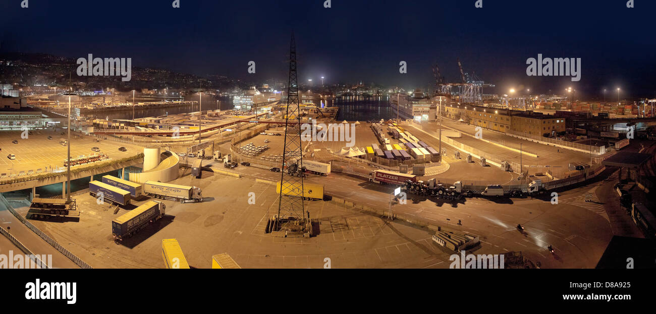 Porto di Genova, Italia, dal terminal dei traghetti di notte, illuminato Foto Stock