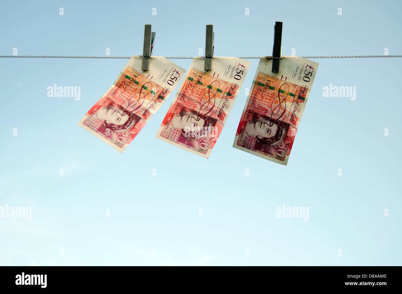 Cinquanta Pound Notes appeso su una linea di lavaggio Foto Stock