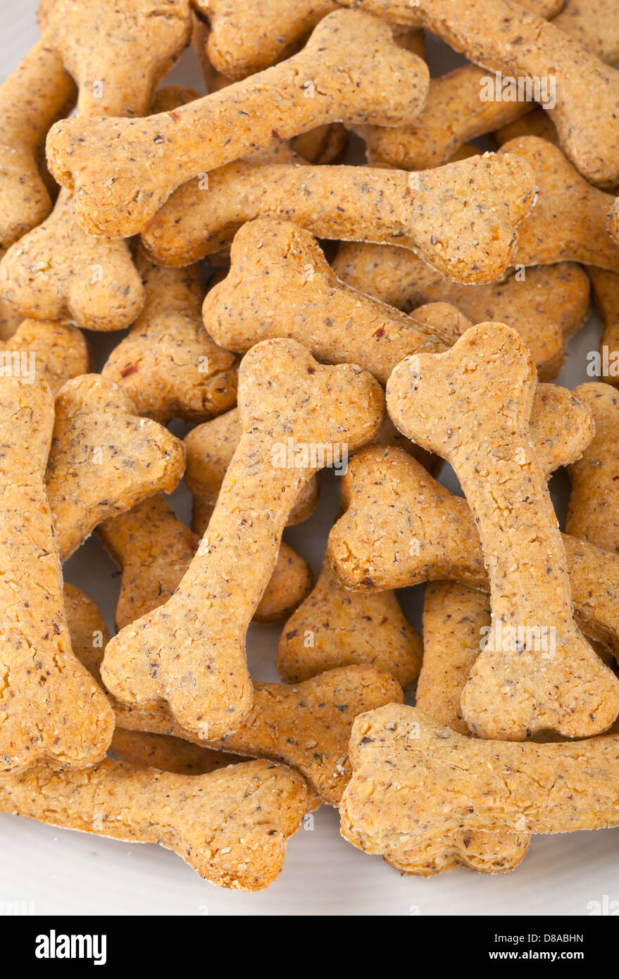 Biscotti di cane su sfondo bianco Foto Stock