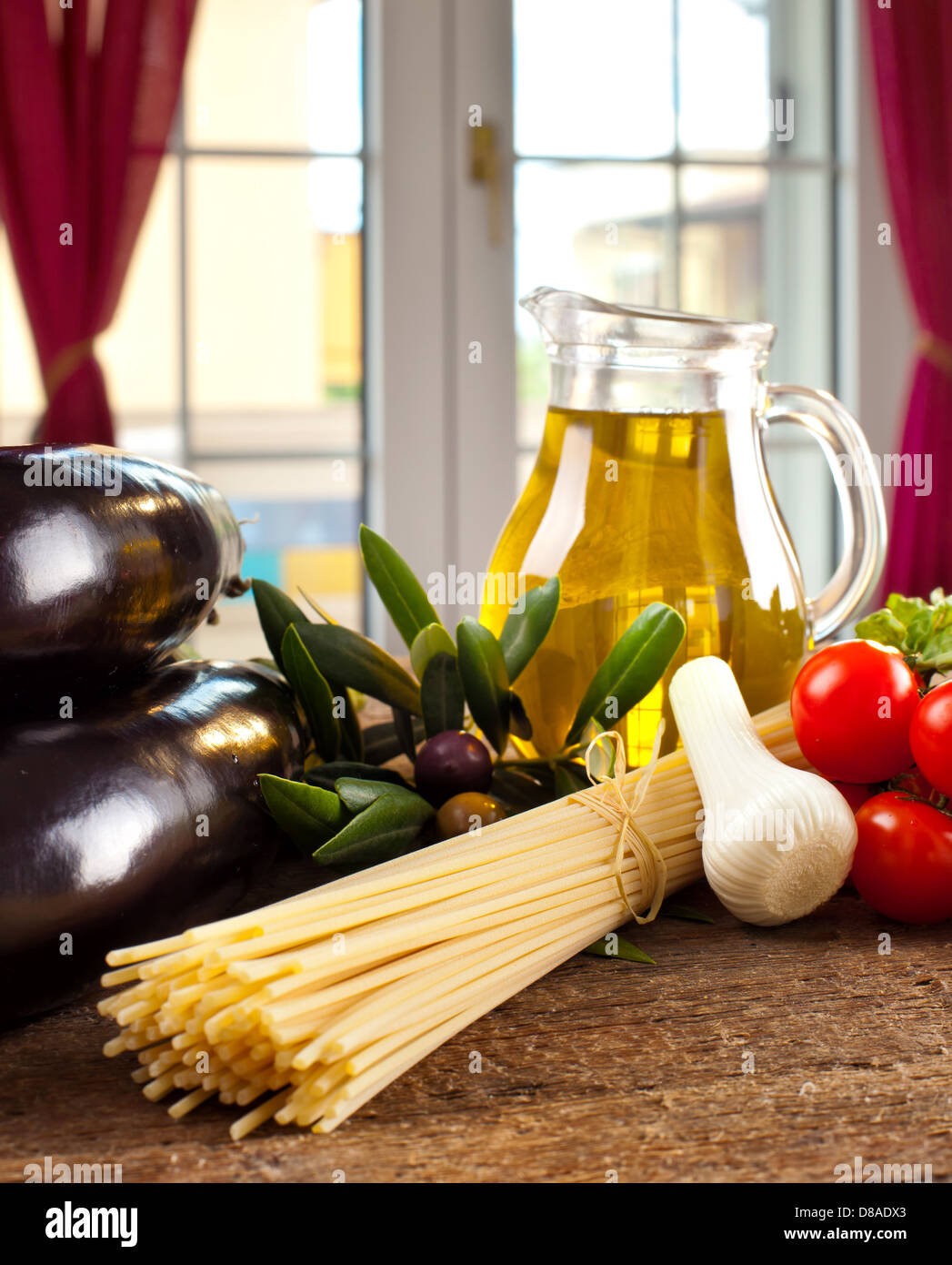Ingredienti della pasta alla norma sul tavolo di legno Foto Stock