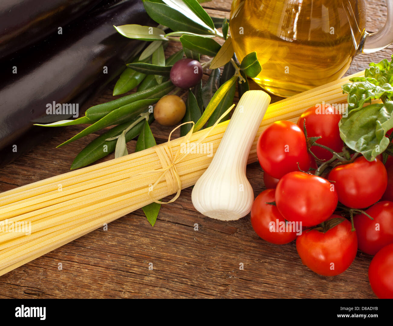 Ingredienti della pasta alla norma sul tavolo di legno Foto Stock