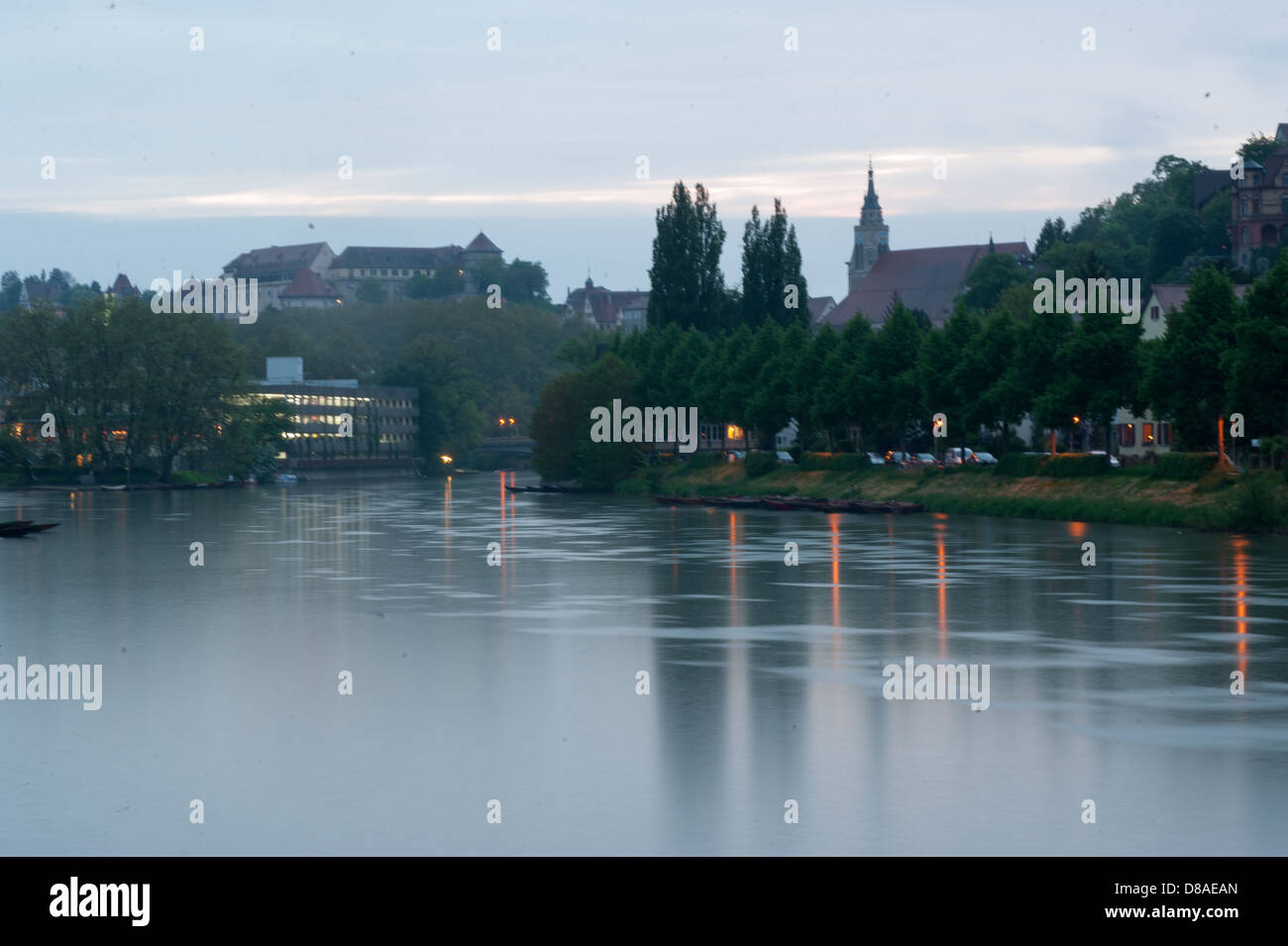 Tuebingen e fiume Neckar dopo il tramonto in un giorno di pioggia Foto Stock