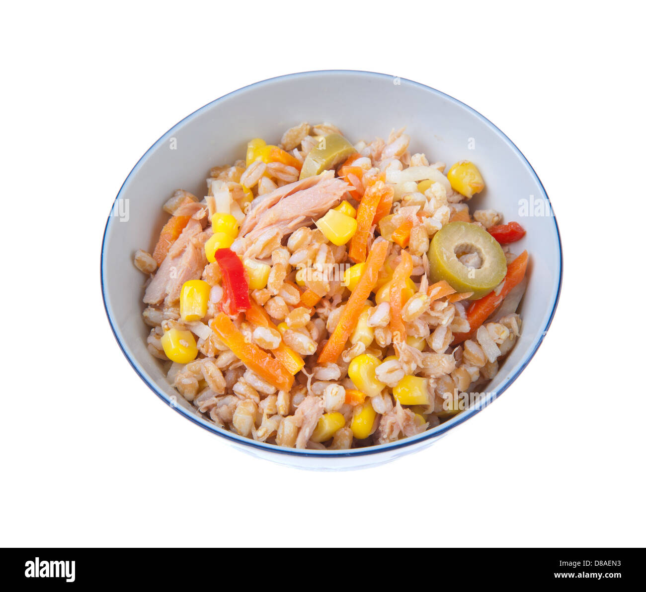 Insalata di farro con carote tunna calli di peperoni e olive nel recipiente Foto Stock