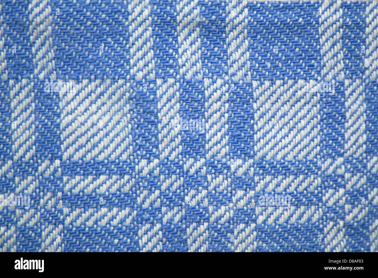 Tessuto bianco e blu chiaro con motivo quadrato a griglia che sfoggia una trama delicata e testurizzata. Questo tipo di tessuto viene spesso utilizzato per l'arredamento della casa e per gli articoli di moda. Foto Stock