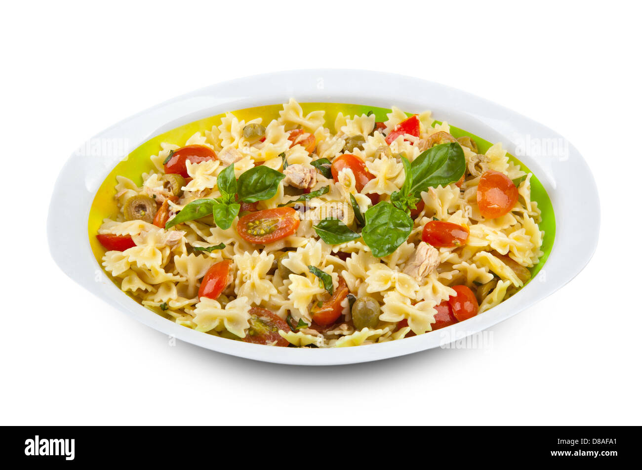 Insalata di pasta con tonno, pomodorini e olive verdi Foto Stock