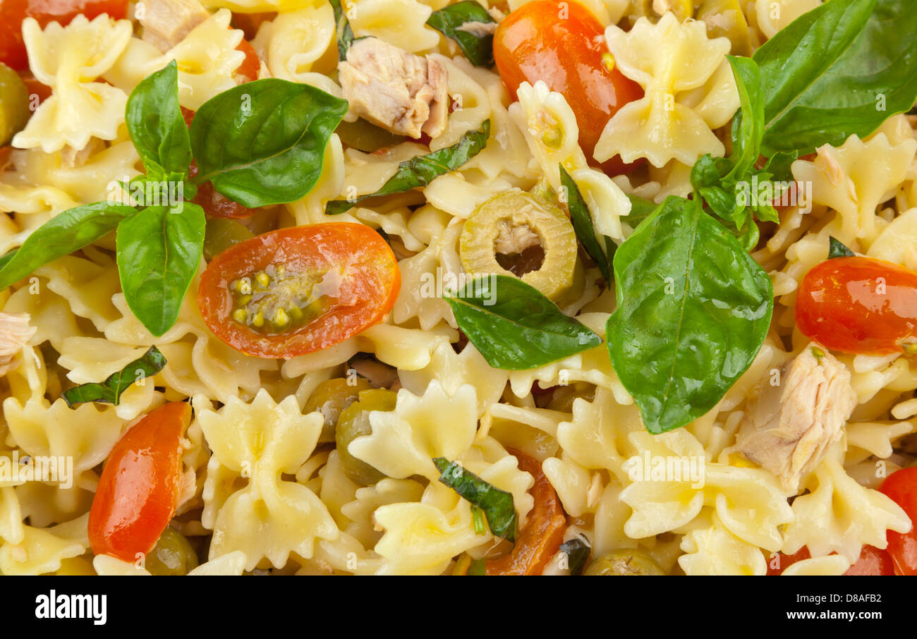 Insalata di pasta con tonno, pomodorini e olive verdi Foto Stock